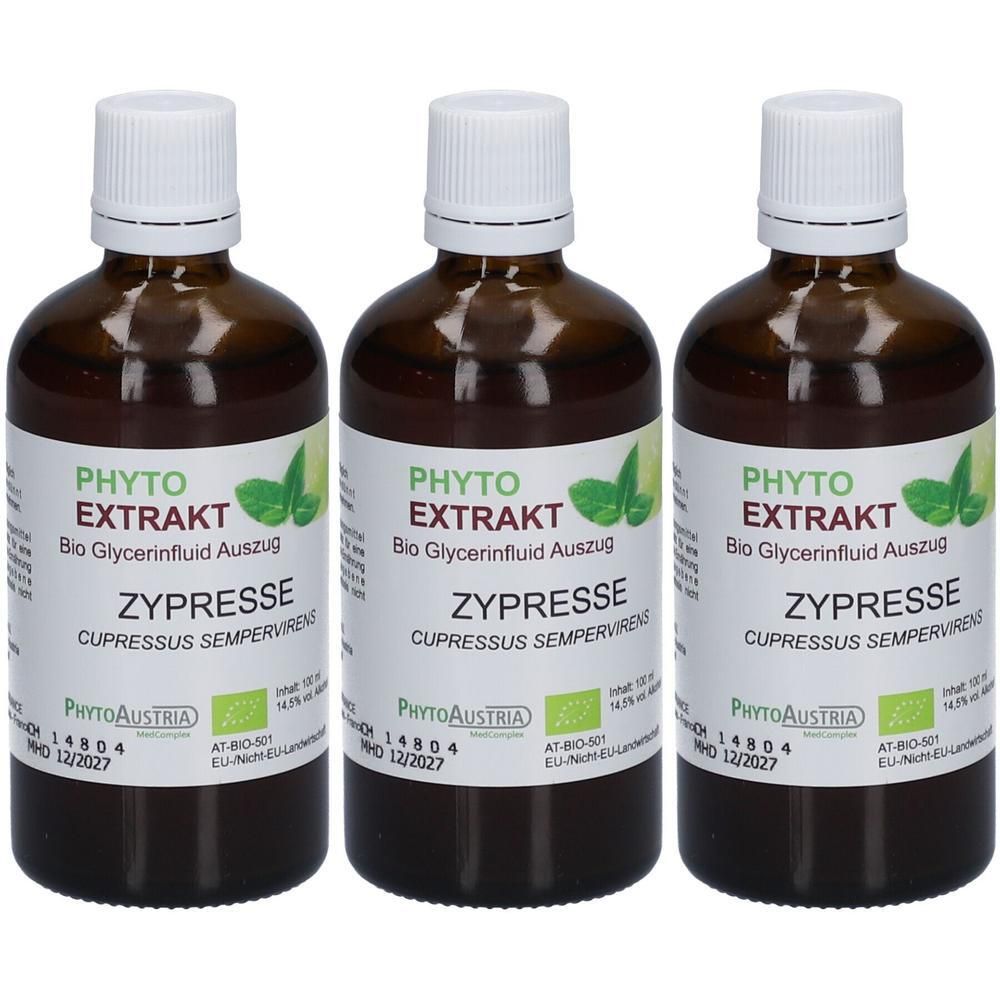 Drei braune Glasflaschen mit weißen Verschlüssen und Etiketten. Aufschrift: PHYTO EXTRAKT ZYPRESSE. Bio-Zertifizierung.