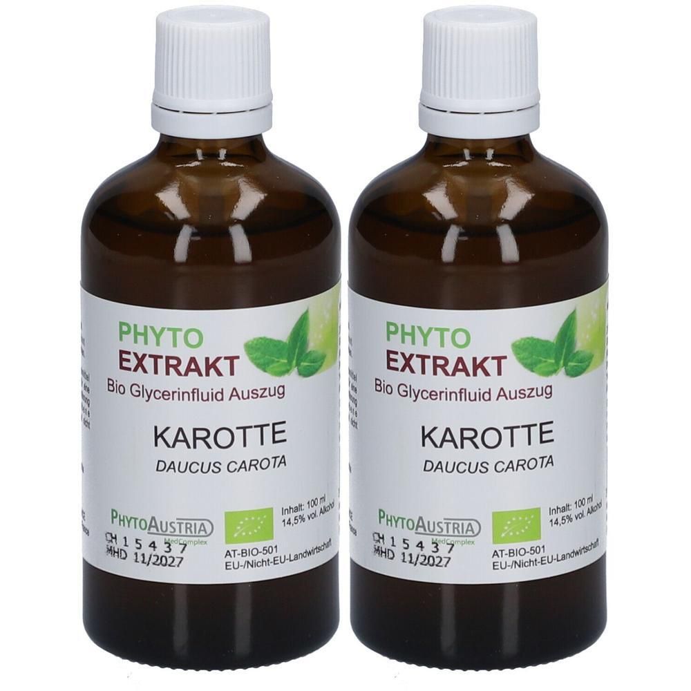 Zwei braune Glasflaschen mit weißem Deckel und Etikett. Aufschrift: PHYTO EXTRAKT KAROTTE. Mit Bio-Siegel und Mindesthaltbarkeitsdatum.