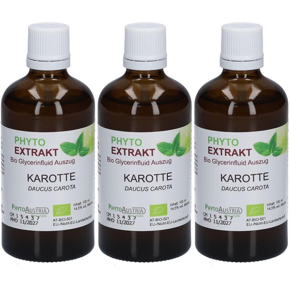 Drei braune Glasflaschen mit weißem Verschluss. Etikett mit Text: PHYTO EXTRAKT Karotte, Bio Glycerinfluid Auszug. Mit Bio-Siegel.