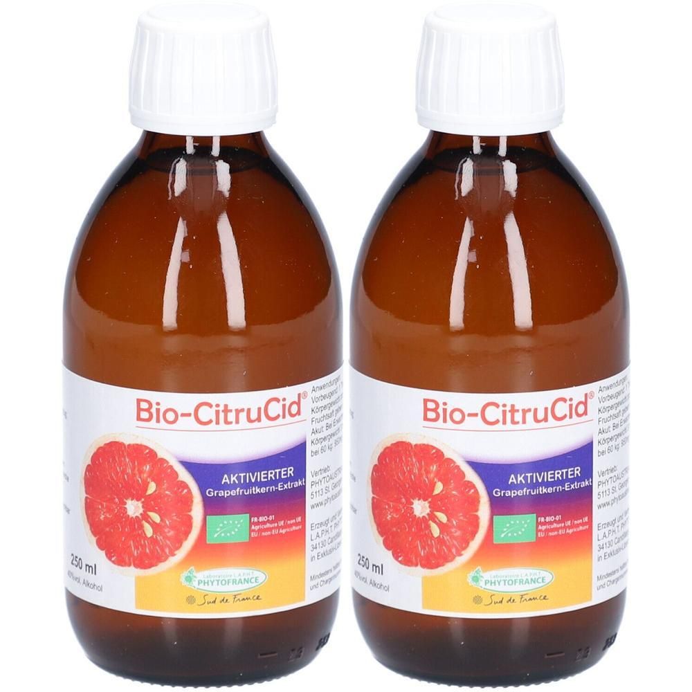 Zwei braune Glasflaschen mit weißem Deckel. Aufkleber mit Produktnamen Bio-Citrucid und Grapefruit-Abbildung. Bio-Siegel.