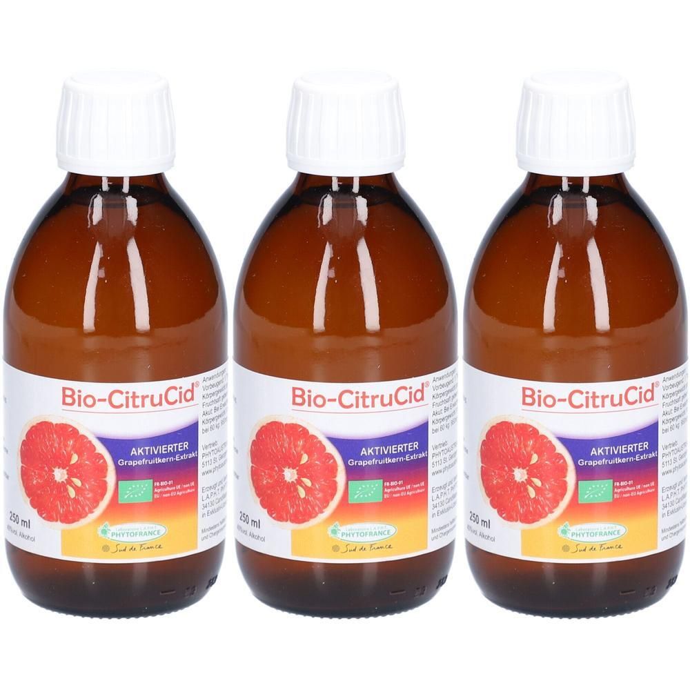 Drei braune Glasflaschen mit weißem Deckel. Aufkleber mit Produktname Bio-CitruCid, Grapefruit-Abbildung und Bio-Siegel.
