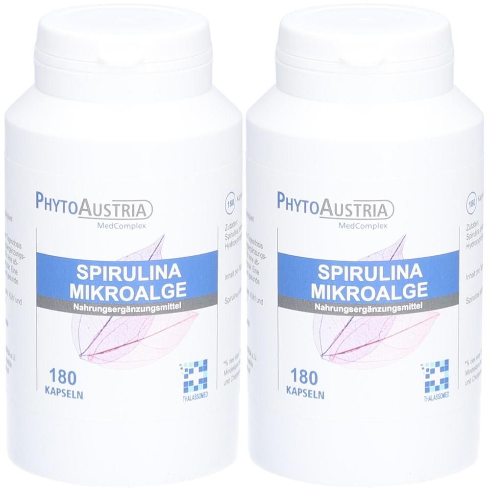 Zwei weiße Flaschen mit Schraubverschluss. Aufschrift: SPIRULINA MIKROALGE, Nahrungsergänzungsmittel, 180 Kapseln. Marke: PhytoAustria.