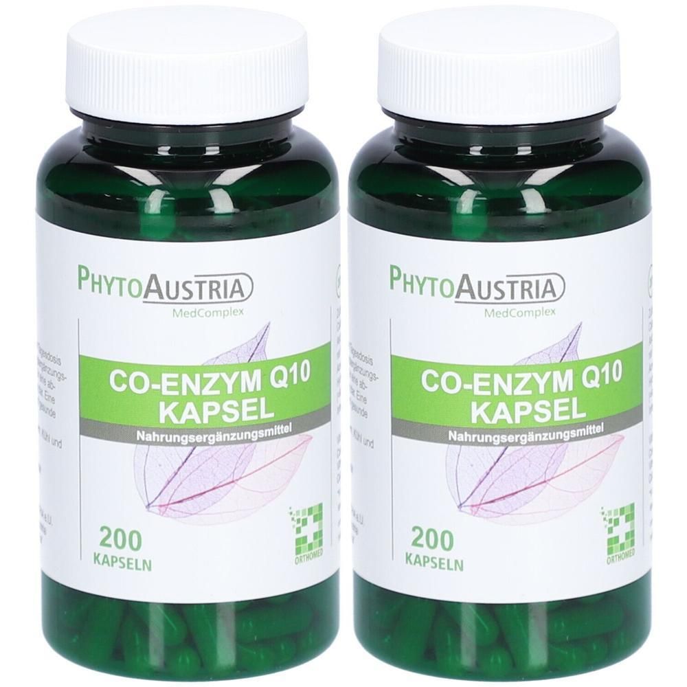 Zwei grüne Flaschen mit weißen Deckeln. Auf den Etiketten steht "PhytoAustria Co-Enzym Q10 Kapsel". Jede Flasche enthält 200 Kapseln.