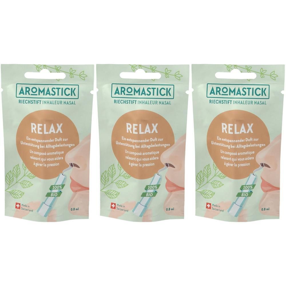 Drei Aromastick-Verpackungen. Aufschrift: AROMASTICK, RELAX. Nasen-Inhalator-Darstellung. 100% BIO-Siegel. Schweizer Kreuz.