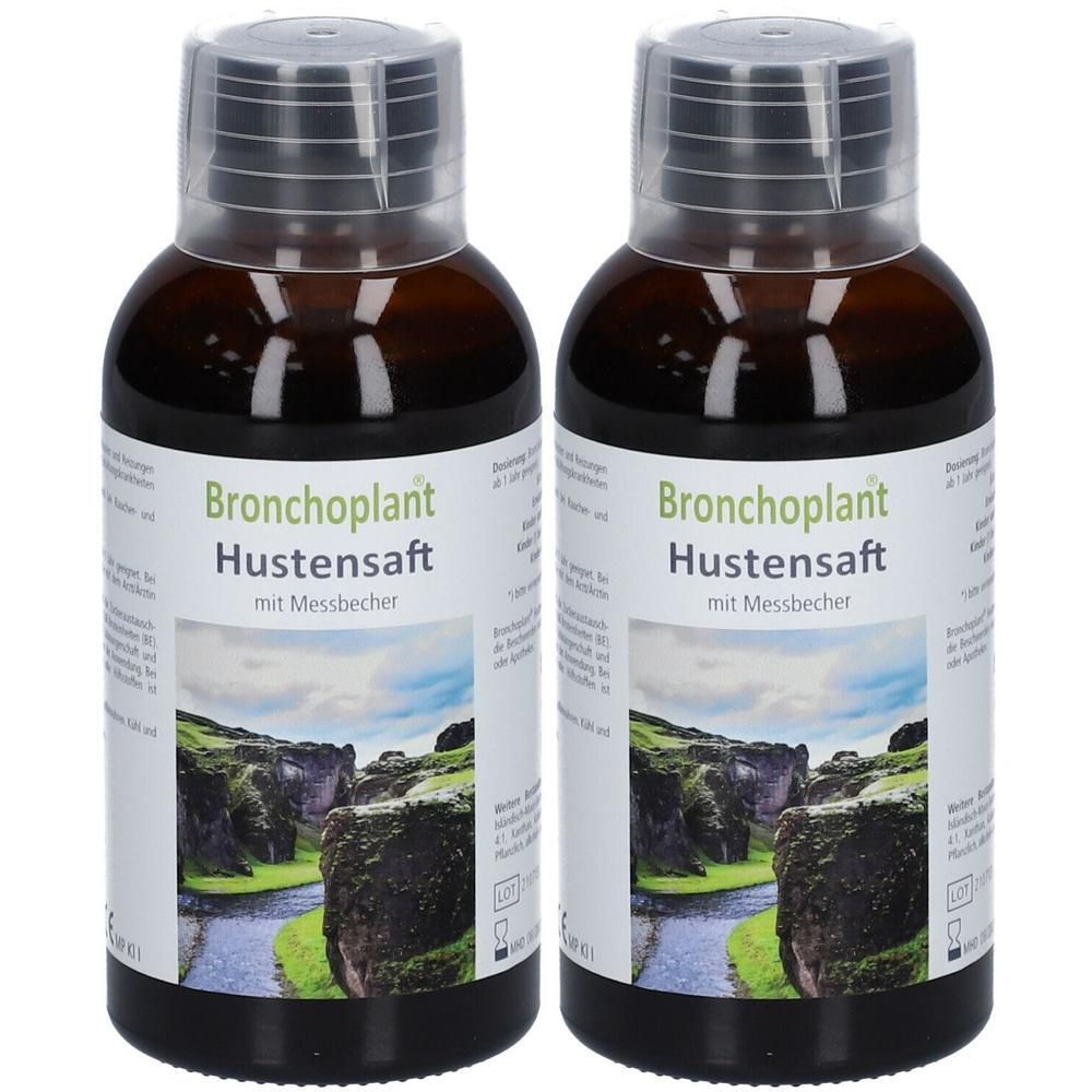 Zwei Flaschen Bronchoplant Hustensaft mit Messbecher. Braune Glasflaschen mit weißem Etikett und Landschaftsbild.