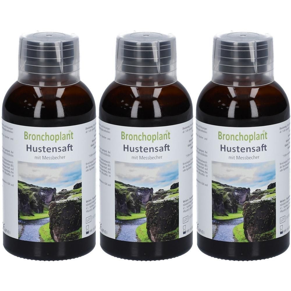 Drei Flaschen Bronchoplant Hustensaft mit Messbecher. Braune Glasflaschen mit weißem Etikett und Landschaftsbild.