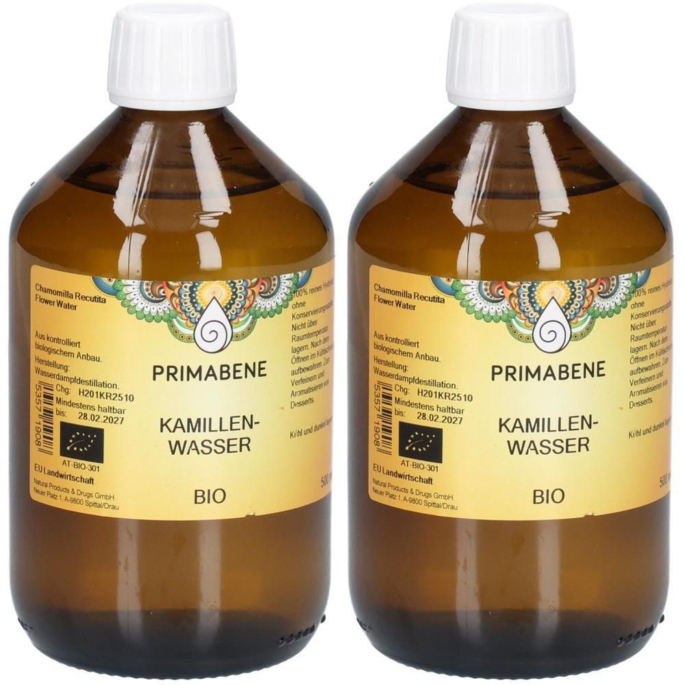 Zwei braune Glasflaschen mit weißem Deckel. Auf den Etiketten steht "PRIMABENE Kamillenwasser BIO". EU-Bio-Logo.
