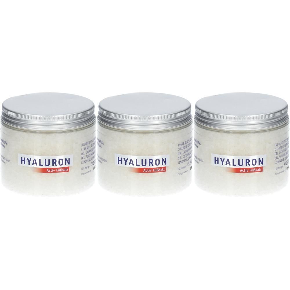 Drei Gläser mit silbernen Deckeln. Auf den Etiketten steht "HYALURON Activ Fußsalz". Das Salz ist weiß und körnig.