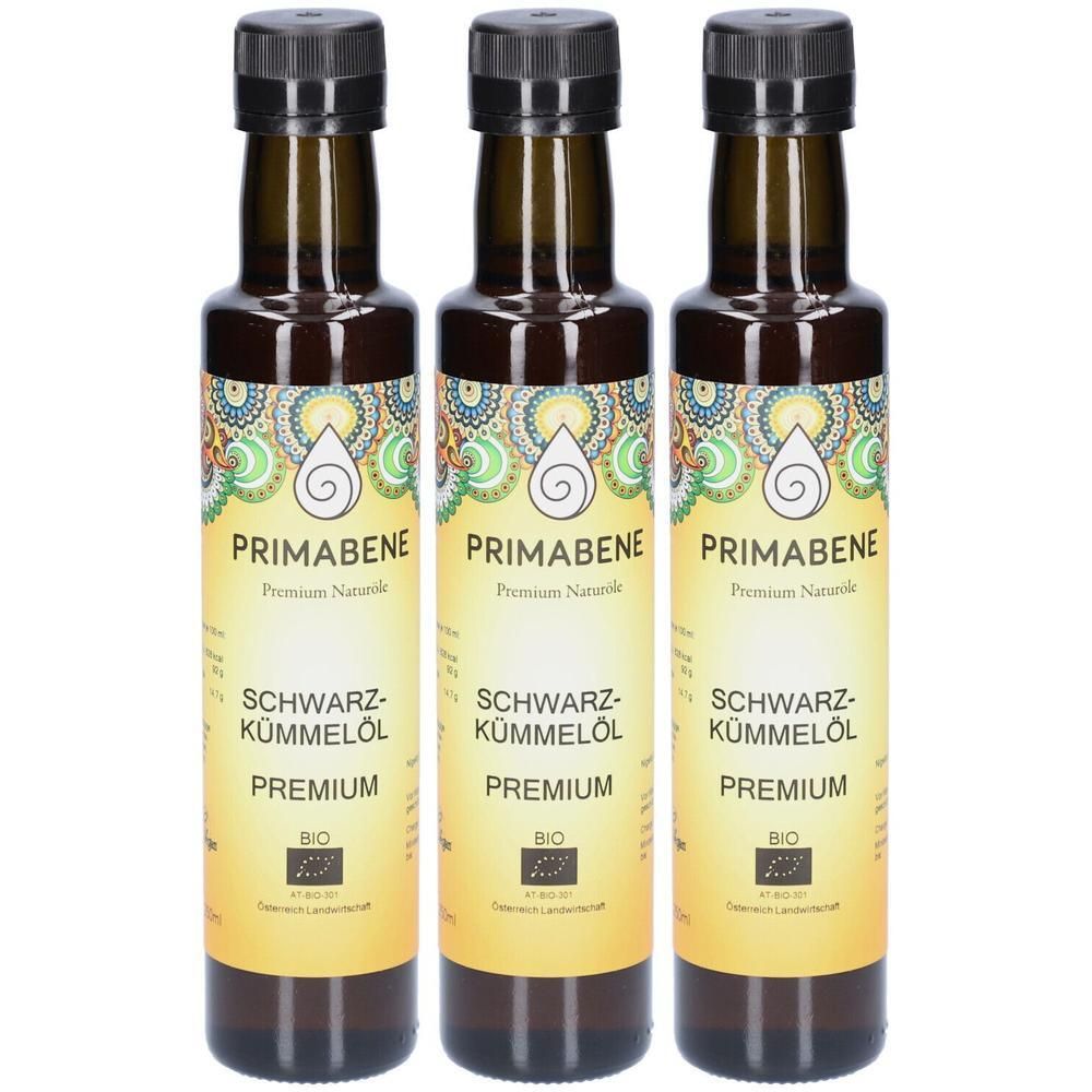 Drei Flaschen mit schwarzem Deckel und Etikett. Aufschrift: PRIMABENE, SCHWARZ-KÜMMELÖL, PREMIUM, BIO. Bio-Siegel sichtbar.