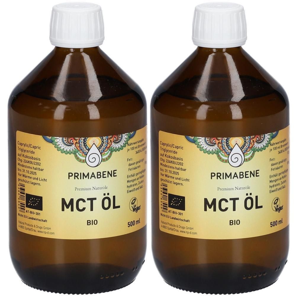 Zwei braune Glasflaschen mit weißen Deckeln. Auf den Etiketten steht PRIMABENE MCT Öl BIO. Sichtbar sind das EU-Bio-Siegel und die Aufschrift 500 ml.