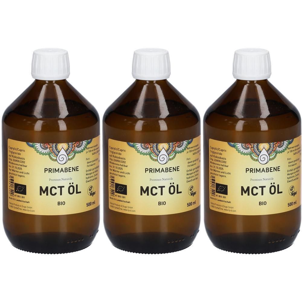Drei braune Glasflaschen mit weißem Deckel. Aufdruck: PRIMABENE MCT ÖL BIO. Etikett mit Logo und Text.