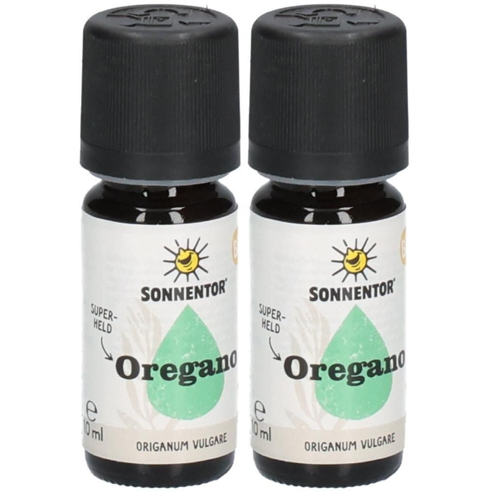 Zwei kleine Glasflaschen mit schwarzem Deckel. Auf den Etiketten steht "SONNENTOR" und "Oregano".
