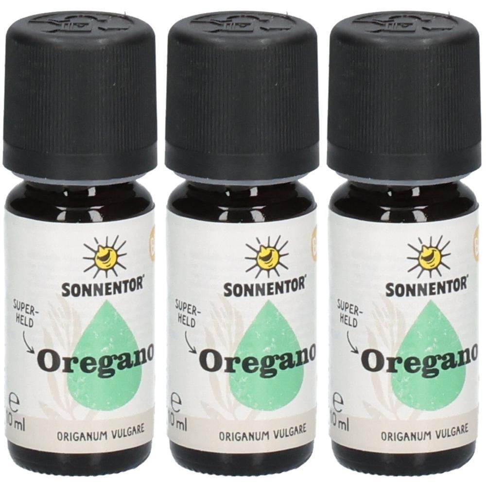 Drei Fläschchen mit schwarzem Deckel. Auf den Etiketten steht "SONNENTOR Oregano". Darunter ein grüner Tropfen und Text.