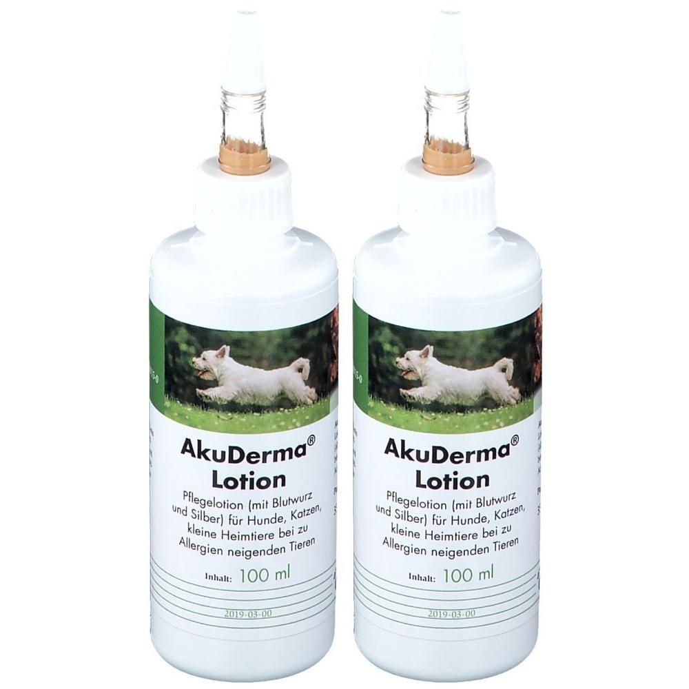 Zwei weiße Flaschen AkuDerma Lotion. Auf jeder Flasche ein Etikett mit Produktname, Hundebild und Text. 100 ml.
