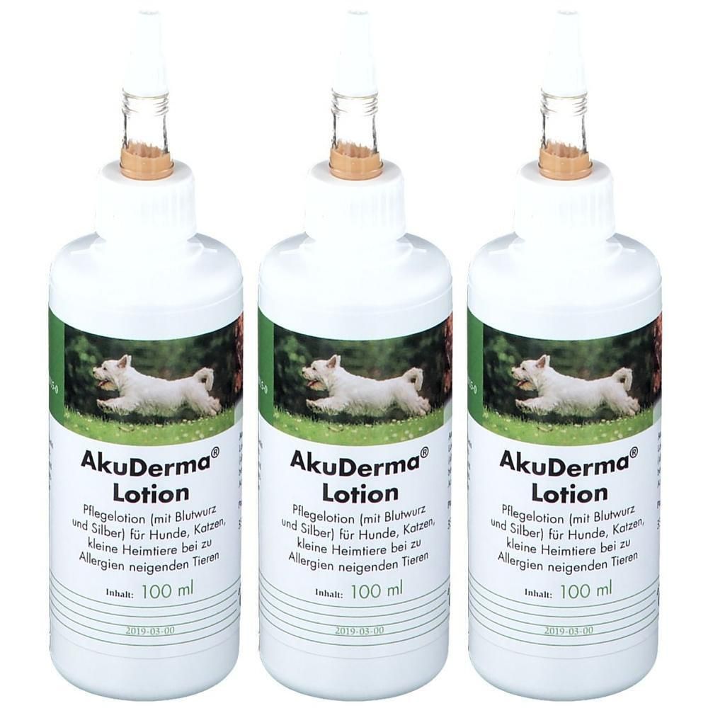 Drei weiße Flaschen AkuDerma Lotion. Jede Flasche hat ein grünes Etikett mit einem weißen Hund. Aufschrift: AkuDerma Lotion, 100 ml.