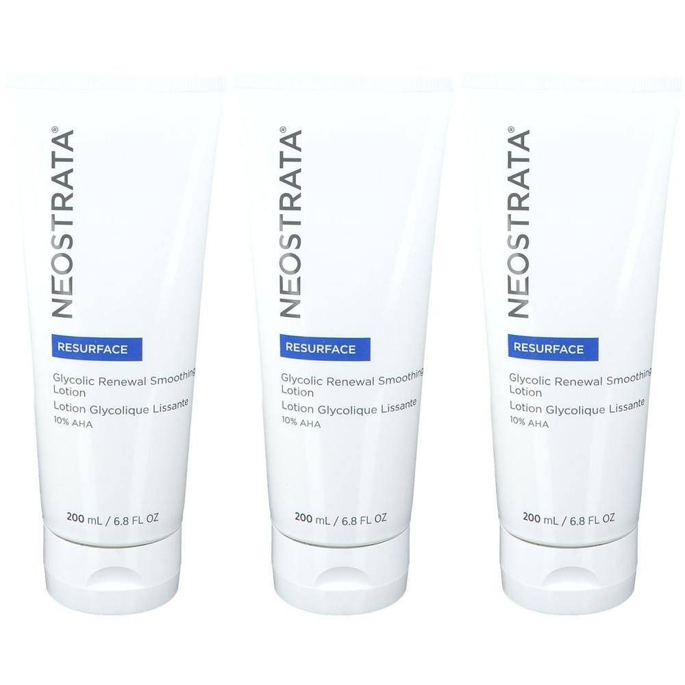 Drei weiße Tuben NExrightarrow Glycolic Renewal Smoothing Lotion mit blauem Etikett.