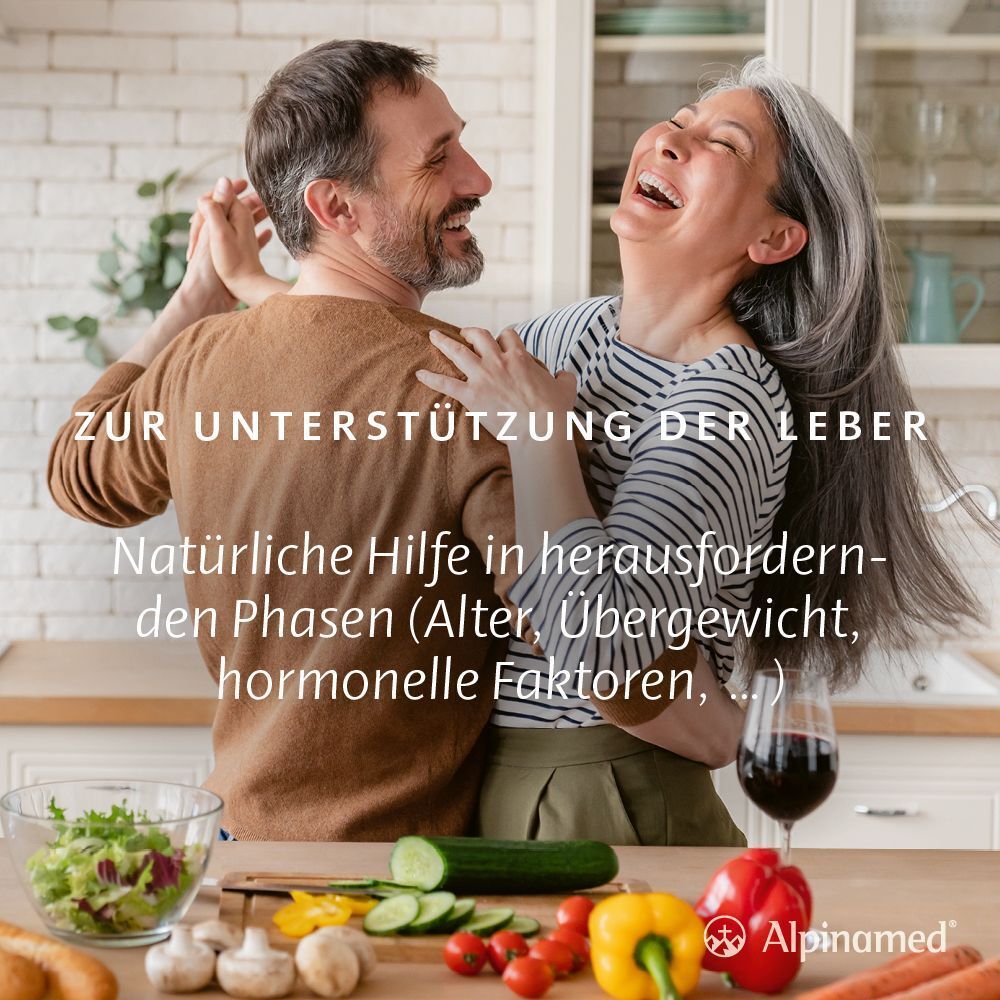 Paar tanzt in Küche. Text: Zur Unterstützung der Leber. Natürliche Hilfe in herausfordernden Phasen (Alter, Übergewicht, hormonelle Faktoren, ...)