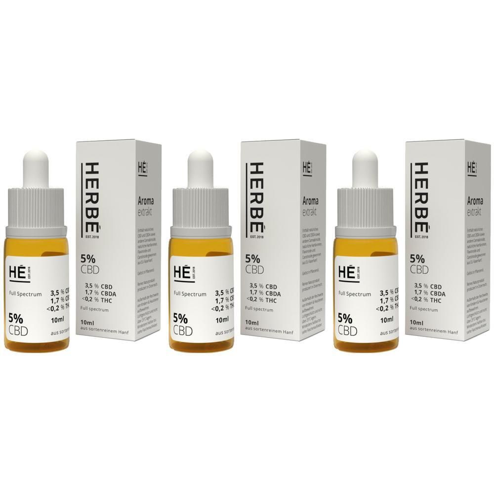 Drei Fläschchen mit gelber Flüssigkeit und Pipette, daneben weiße Schachteln mit Aufschrift HERBE. 5% CBD, 10ml.