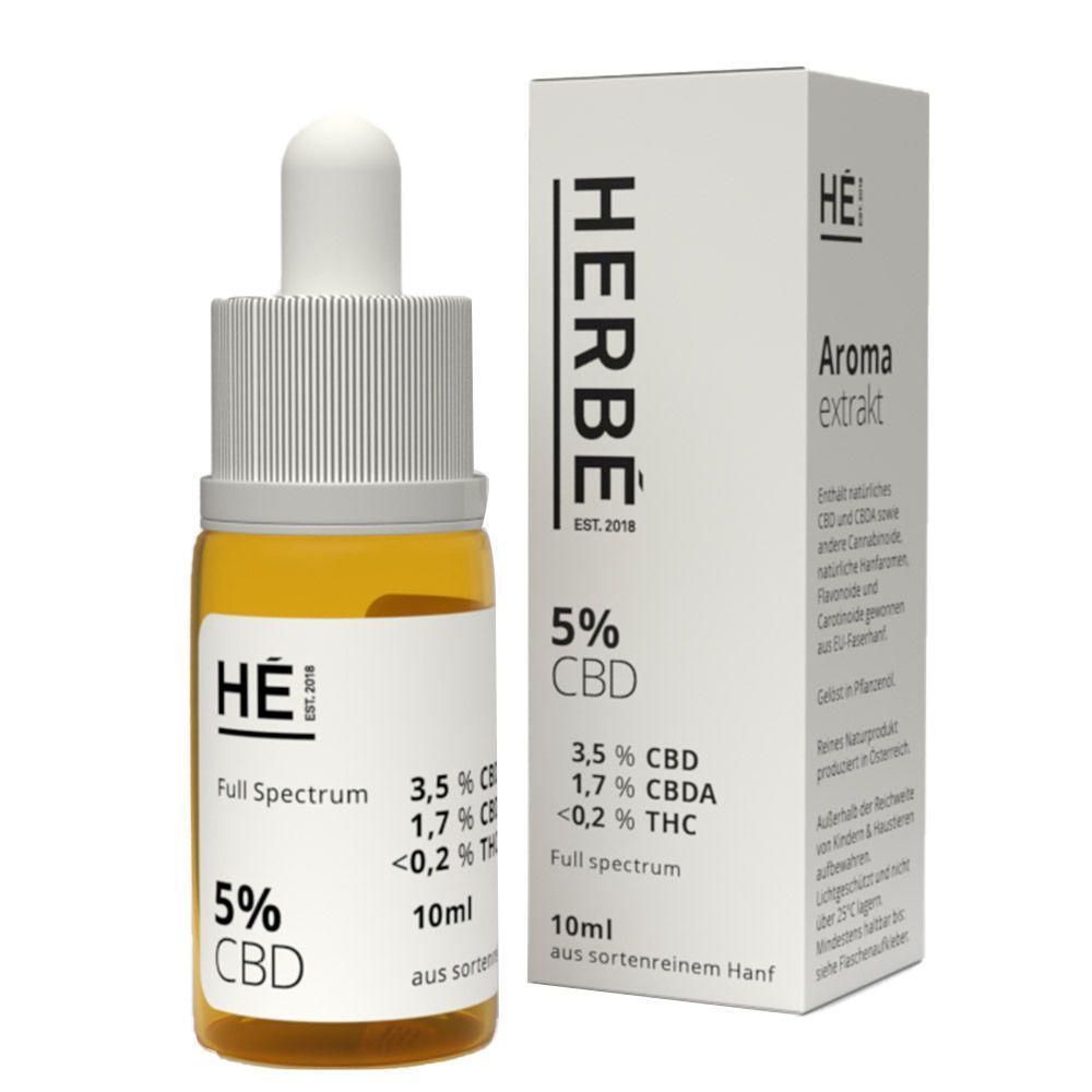 Braune Flüssigkeit in einer Glasflasche mit Pipette und weißer Verpackung. Aufschrift: HERBÉ, 5% CBD, Aromaextrakt.