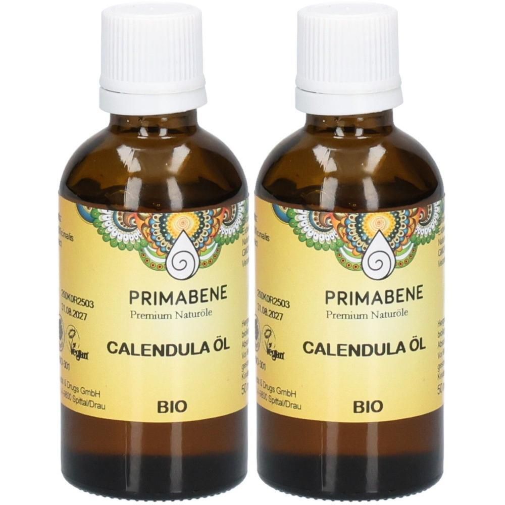 Zwei braune Glasflaschen mit weißen Verschlüssen. Etiketten mit "PRIMABENE Calendula Öl BIO"-Aufdruck.
