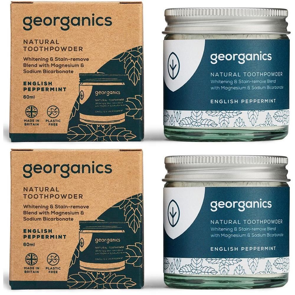 Zwei Kartons und zwei Gläser mit Zahnputzpulver. Aufschrift: georganics, Natural Toothpowder, englische Pfefferminze.