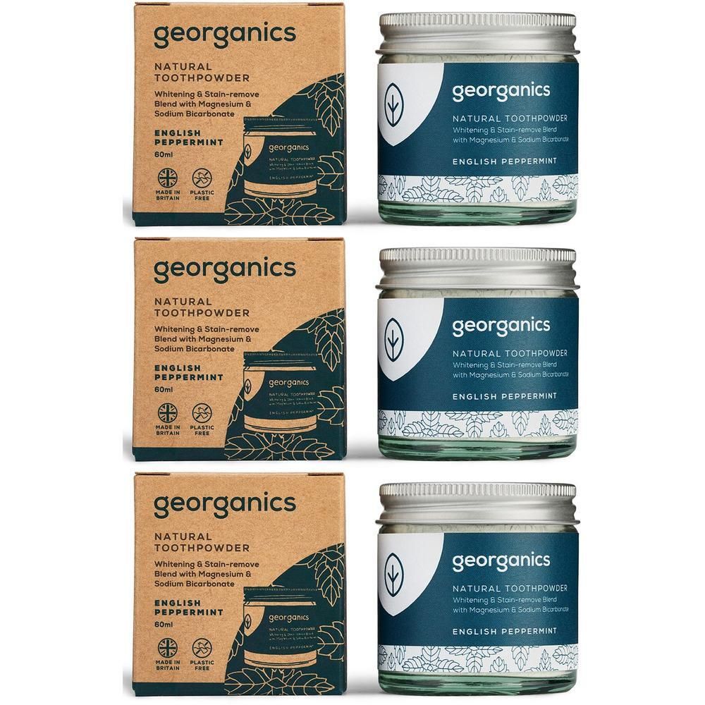 Drei Gläser und drei Kartons mit Zahnpulver. Aufschrift: georganics, Natural Toothpowder, English Peppermint.