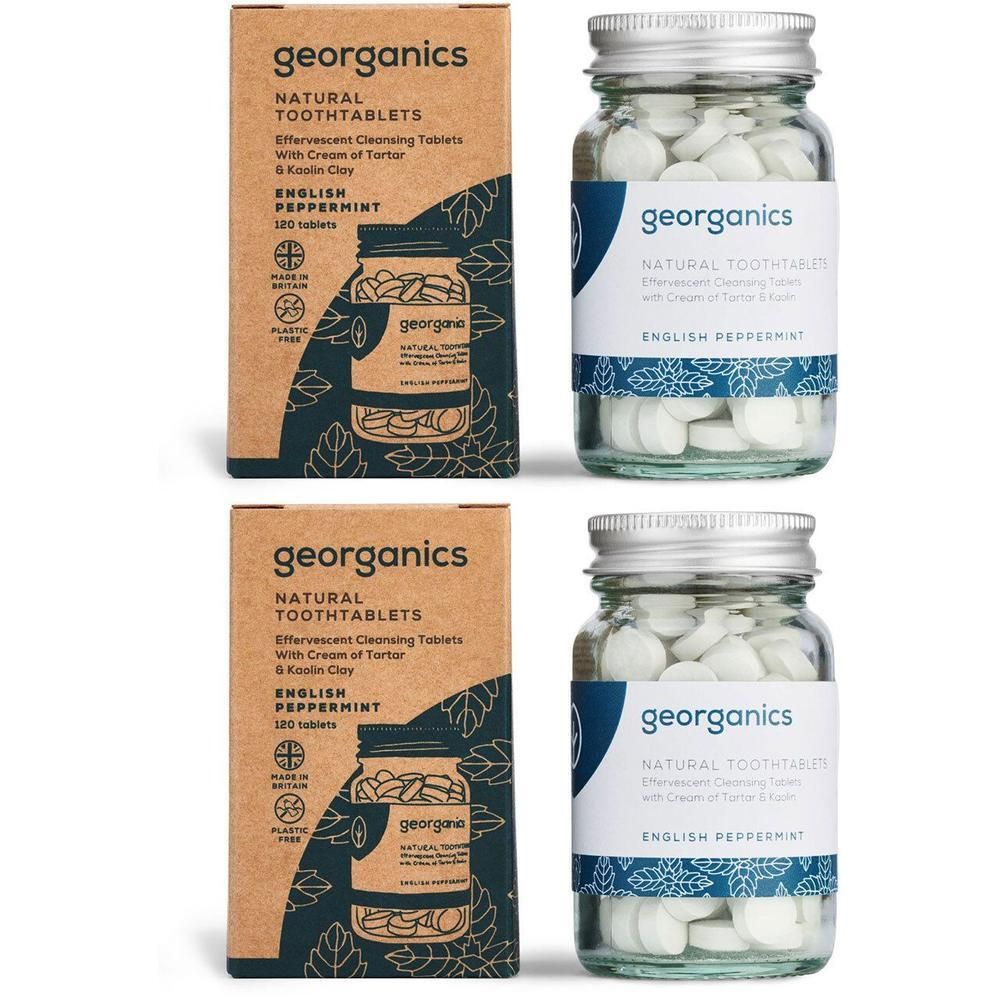 Zwei Kartons und zwei Gläser mit Tabletten. Aufschrift: georganics NATURAL TOOTHTABLETS. Englische Pfefferminze.