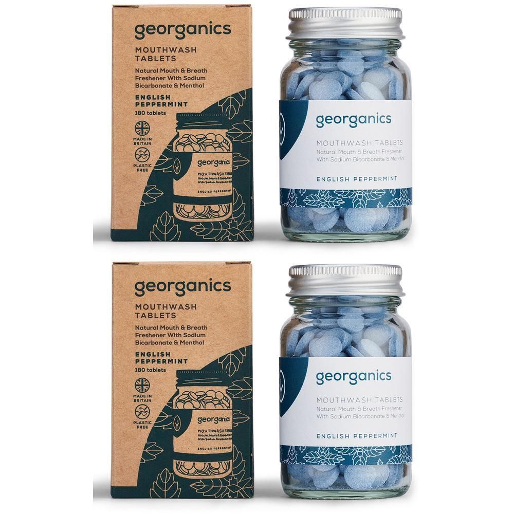 Zwei Gläser und zwei Kartons mit Mundwasser-Tabletten. Aufschrift: georganics, English Peppermint. Tabletten blau.