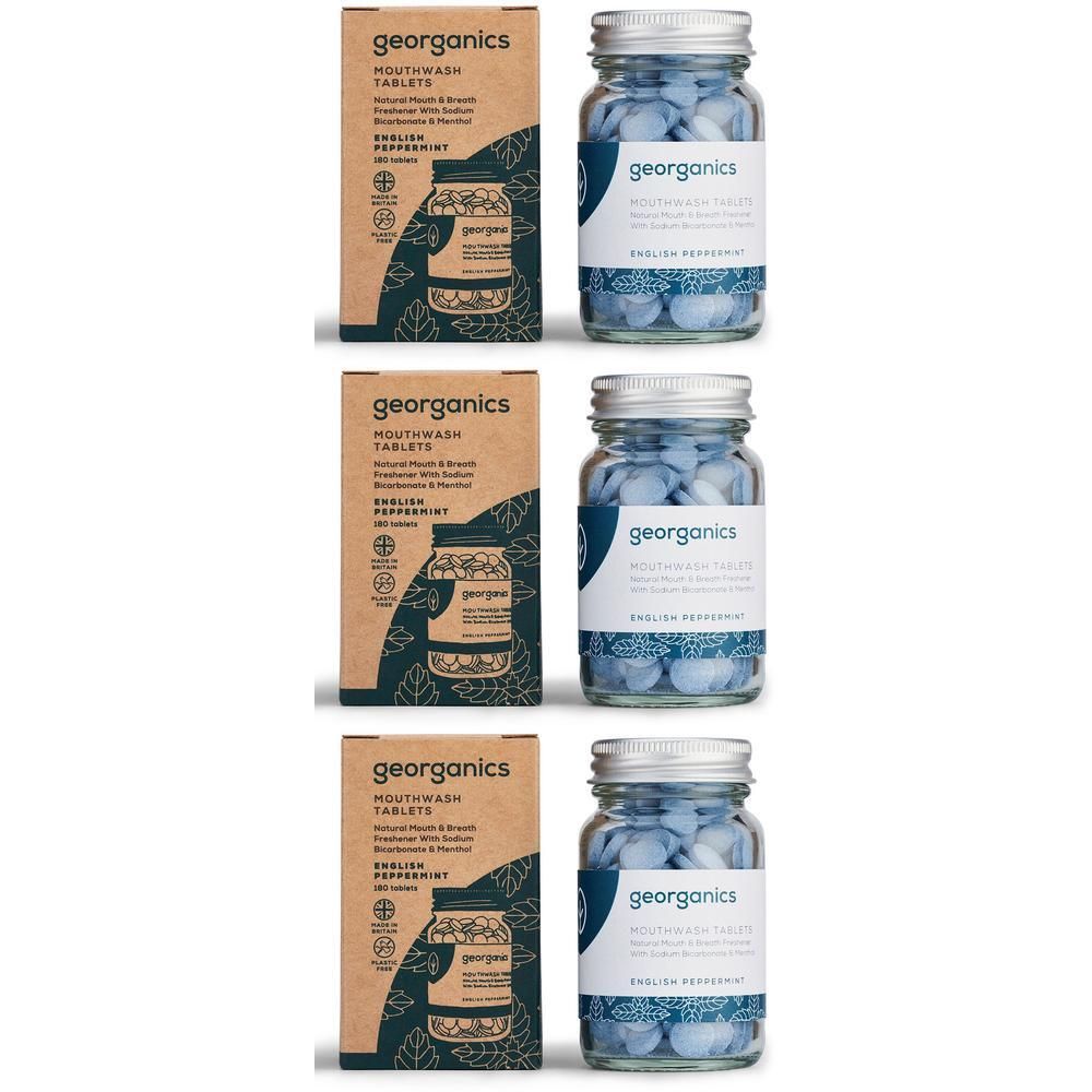 Drei Packungen und Gläser mit Mundwasser-Tabletten. Aufschrift: georganics, English Peppermint. Braune Kartons, blaue Tabletten.