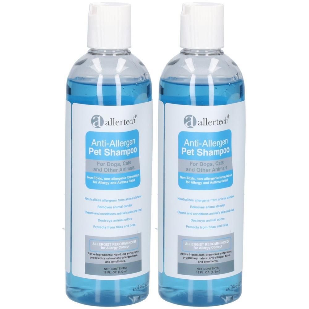 Zwei Flaschen allertech® Anti-Allergen Haustier Shampoo. Klare Flaschen mit blauem Inhalt und weißem Deckel. Etikett mit Produktinformationen.