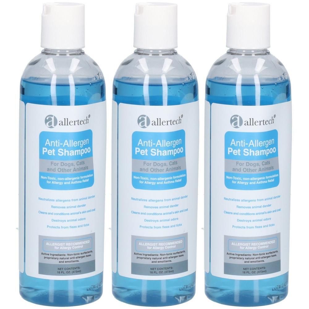 Drei Flaschen allertech® Anti-Allergen Haustier Shampoo. Klare Flaschen mit blauem Inhalt und weißem Deckel. Etikett mit Produktinformationen.