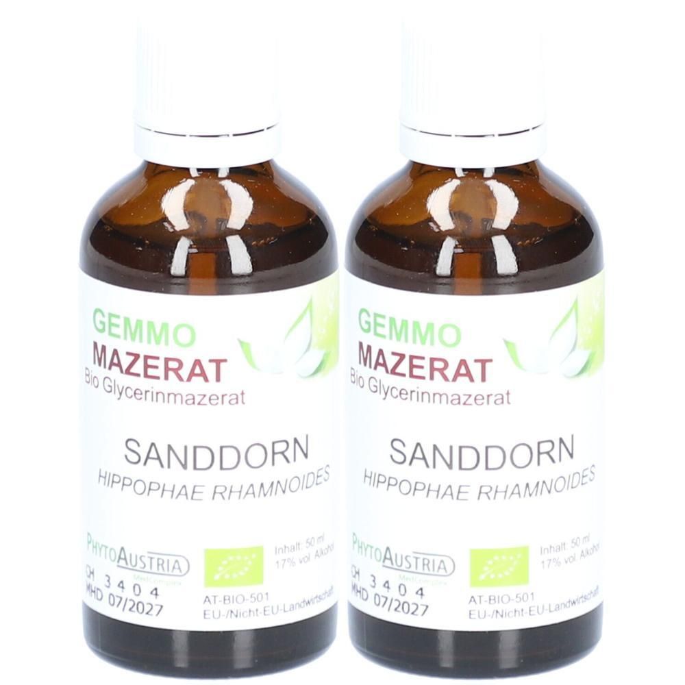 Zwei braune Glasflaschen mit weißem Etikett. Aufschrift: GEMMO MAZERAT, SANDDORN, Bio Glycerinmazerat. Mit Zertifizierungen.