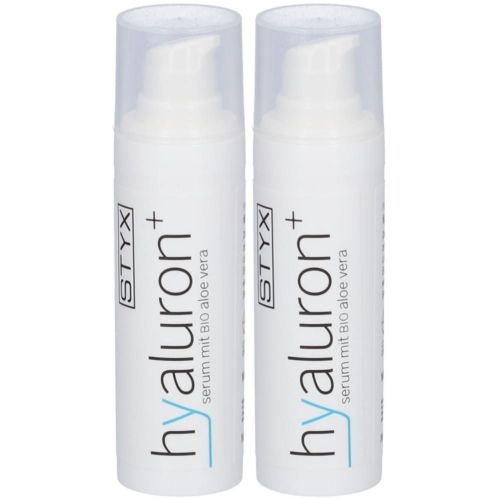 Zwei weiße Pumpspender mit Hyaluron+ Serum und BIO Aloe Vera Aufschrift.