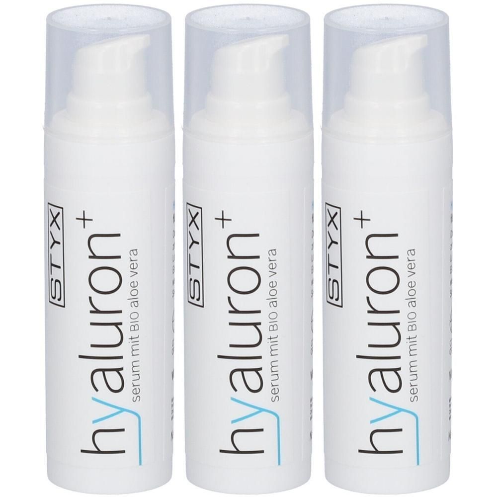Drei weiße Pumpspender mit Hyaluron+ Serum, Marke STYX, mit BIO Aloe Vera.