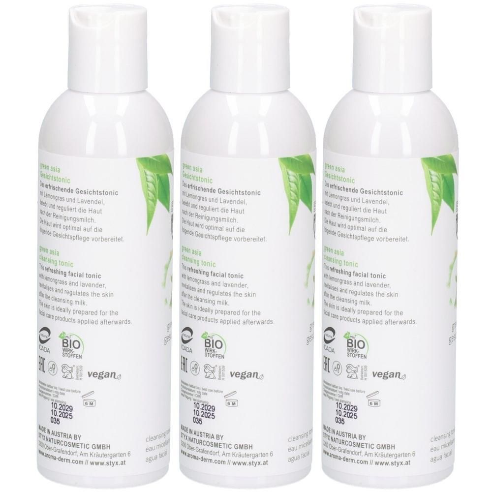 Drei Flaschen STYX AROMADERM Green Asia Gesichtstonic mit Lemongras und Lavendel. Bio- und Vegan-Siegel sichtbar.