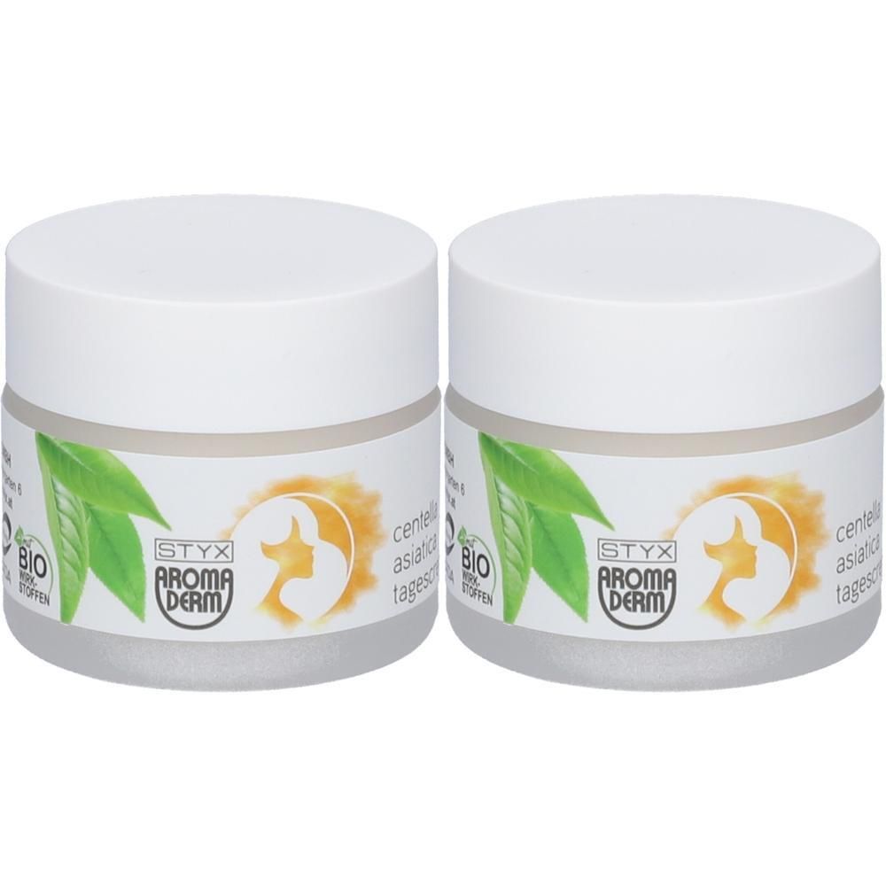 Zwei Tiegel STYX AROMADERM Centella Asiatica Tagescreme. Weiße Deckel, transparente Gläser. Aufkleber mit Logo, Blättern und Schriftzug.