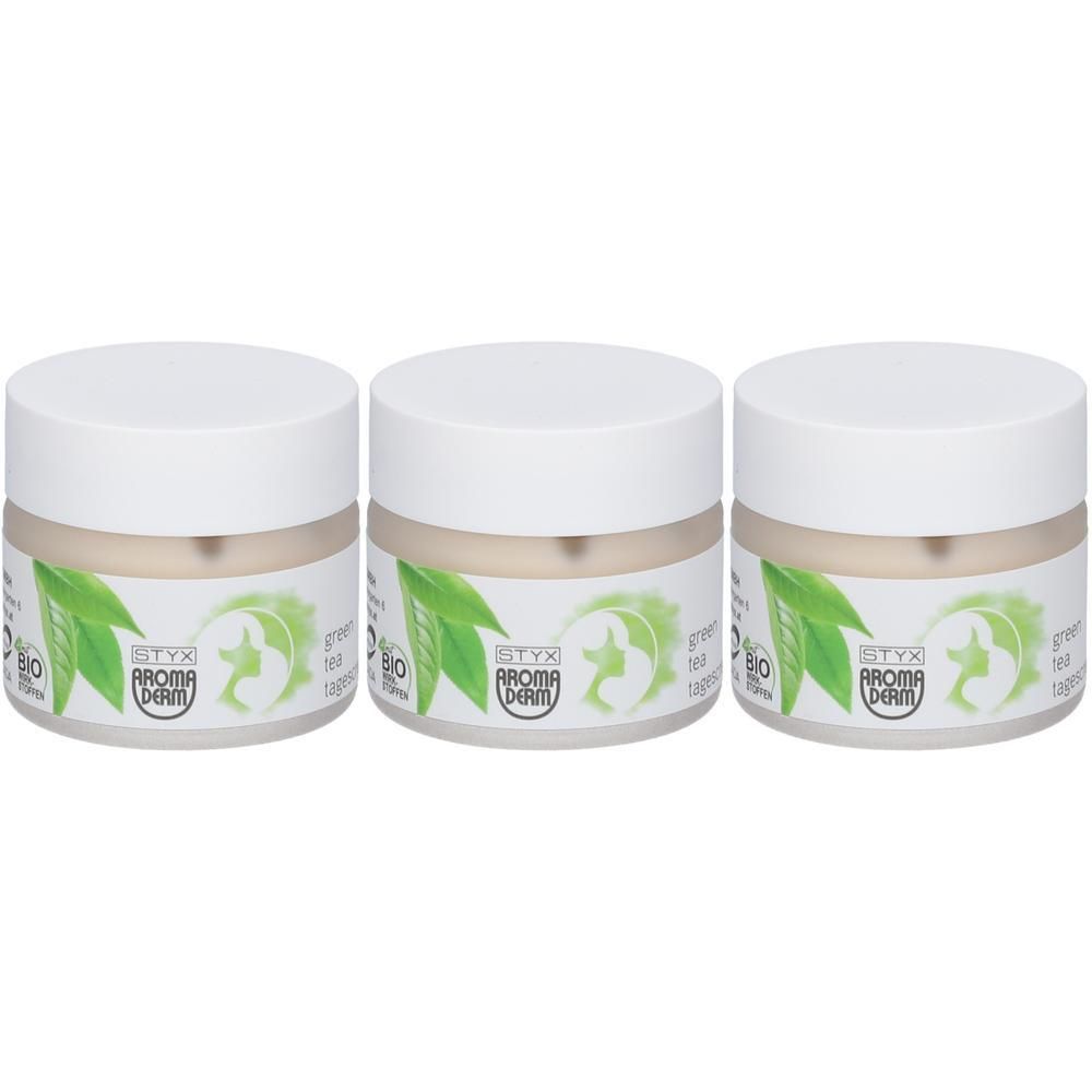 Drei Tiegel STYX AROMADERM Green Tea Tagescreme. Weiße Deckel, transparente Gläser mit grünen Blättern und Logo.