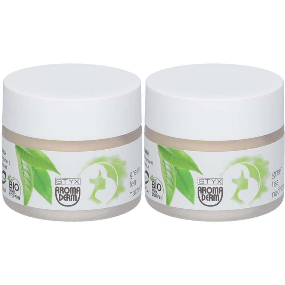 Zwei Cremetiegel mit weißen Deckeln. Auf den Tiegeln sind grüne Blätter und das Logo von STYX AROMADERM zu sehen. Aufschrift: Green Tea Nachtcreme.