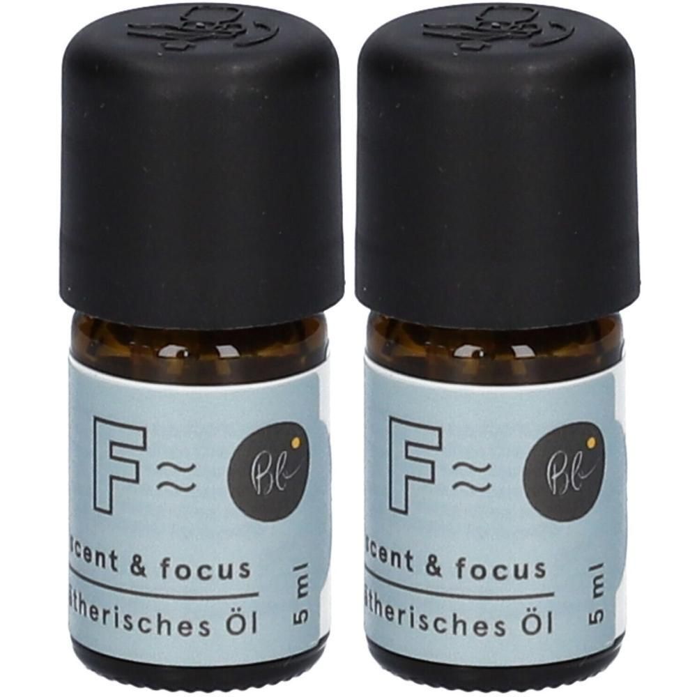 Zwei kleine Glasflaschen mit ätherischem Öl, 5 ml, mit schwarzen Kappen und hellblauen Etiketten.