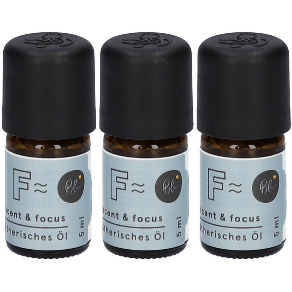 Drei kleine braune Glasflaschen mit schwarzem Deckel. Etikett mit "F= scent & focus" und "ätherisches Öl".