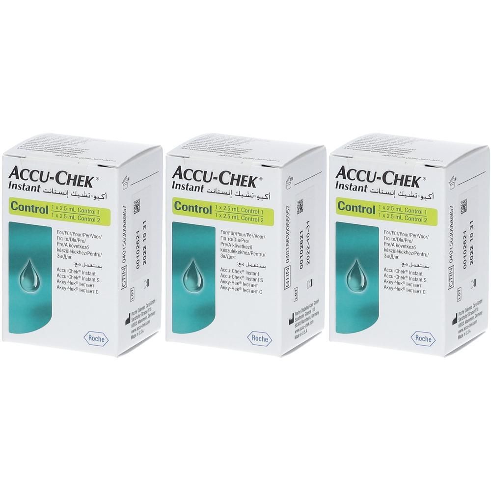 Drei Packungen ACCU-CHEK Instant Control. Weiße Kartons mit grünen und blauen Akzenten. Aufschrift: Control, Tropfensymbol.