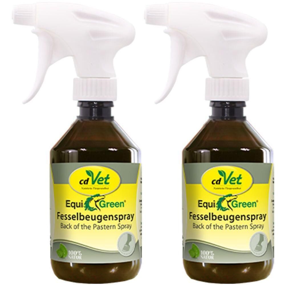 Zwei braune Flaschen mit Sprühkopf. Auf den Etiketten steht "cdVet EquiGreen Fesselbeugenspray".