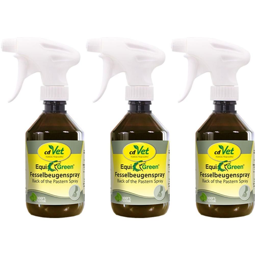 Drei Flaschen mit Sprühkopf. Auf den Etiketten steht "cdVet EquiGreen Fesselbeugenspray". Flaschen sind braun, Sprühköpfe weiß.