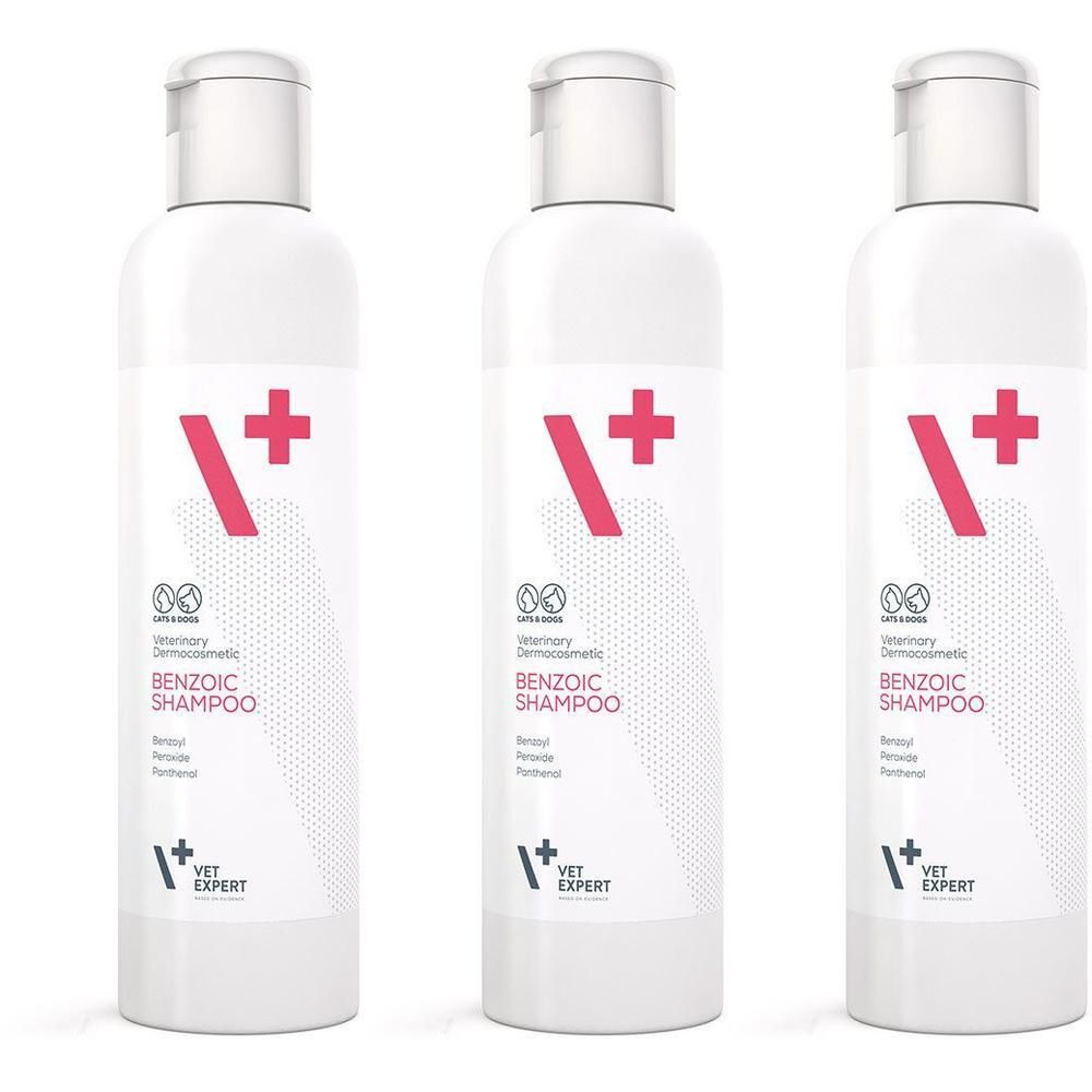 Drei weiße Flaschen VETEXPERT Benzoic Shampoo. Rote Pluszeichen und Schriftzug. Klappverschluss. Veterinär-Dermokosmetik.
