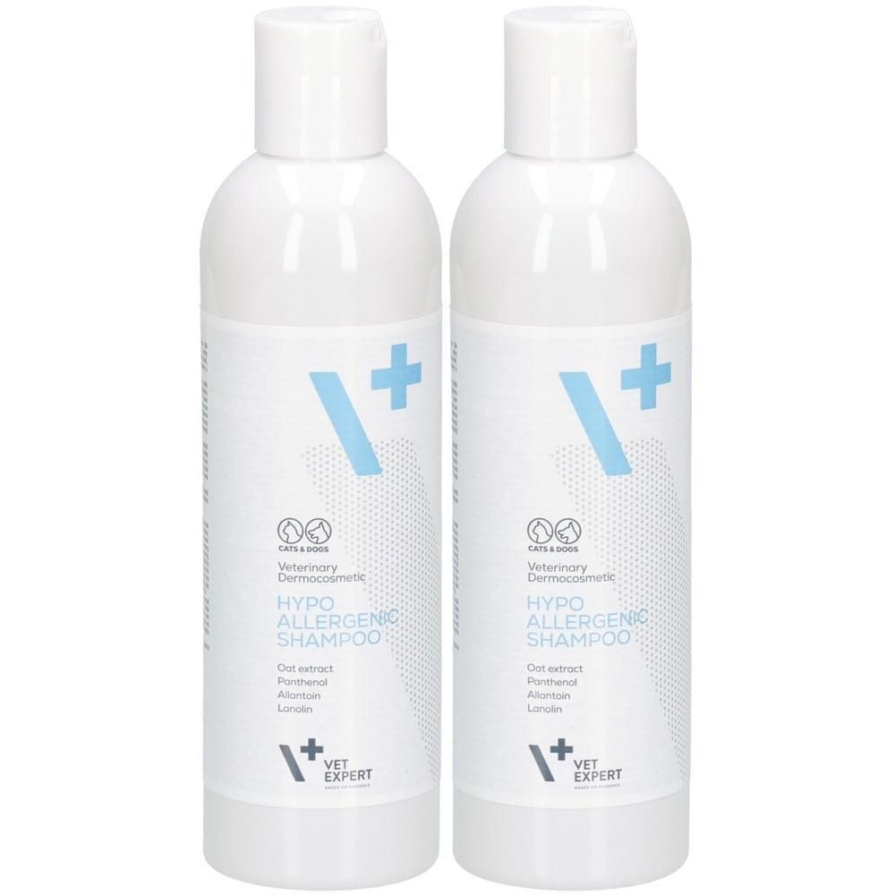 Zwei weiße Flaschen mit Klappdeckel. Auf den Flaschen steht "HYPO ALLERGENIC SHAMPOO" und "VET EXPERT".