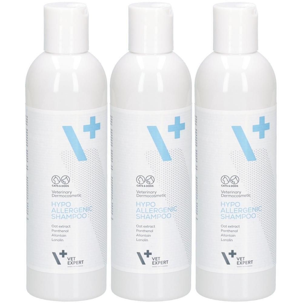 Drei weiße Flaschen mit blauen Logos und Text. Auf jeder Flasche steht "HYPO ALLERGENIC SHAMPOO" und "VET EXPERT".
