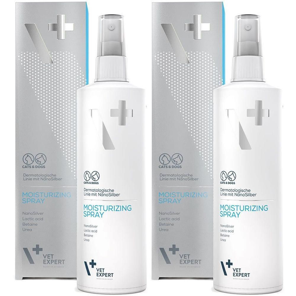 Zwei weiße Sprühflaschen mit blauer Aufschrift. Aufschrift: MOISTURIZING SPRAY, VET EXPERT. Daneben zwei Packungen mit weißem Hintergrund und blauen Details.