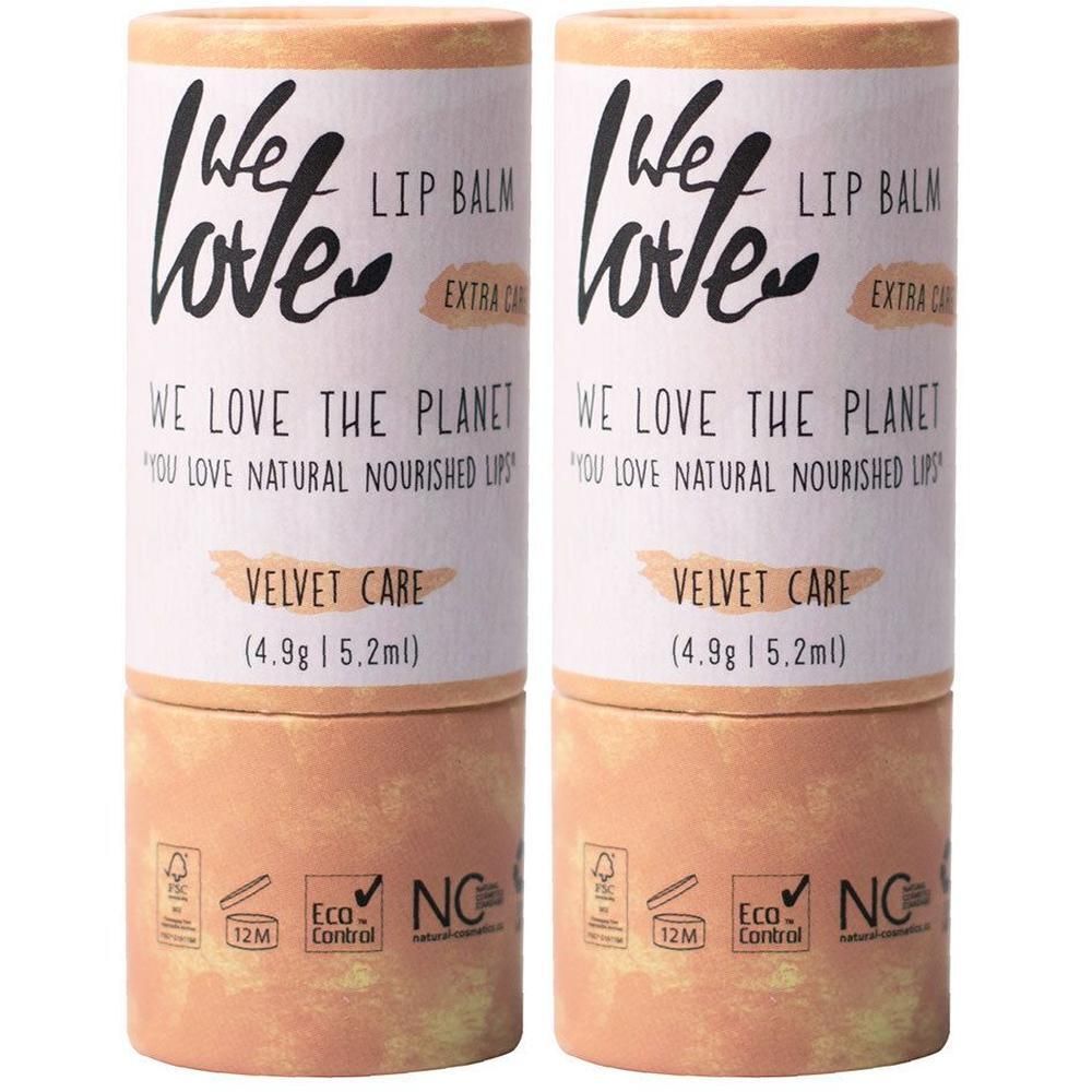 Zwei zylindrische Lipbalm-Verpackungen. Aufschrift: We Love, Lip Balm, Velvet Care. Enthält 4,9g/5,2ml. Mit Eco Control-Siegel.