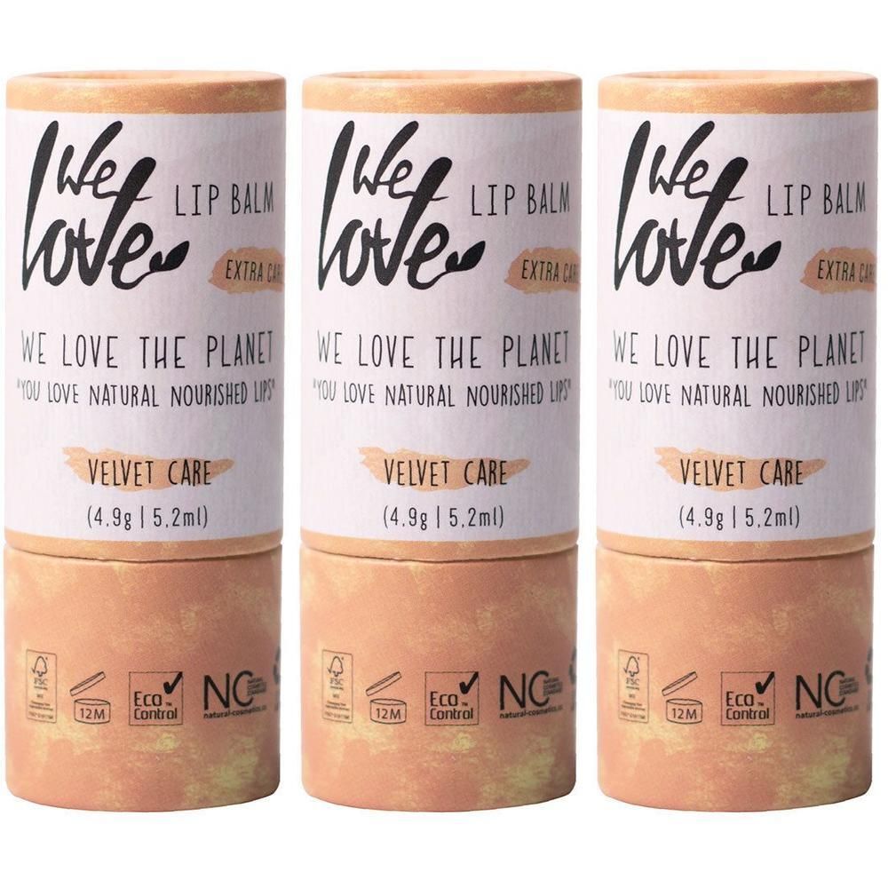 Drei zylindrische Lippenbalsam-Tuben. Aufschrift: We Love, Lip Balm, Velvet Care. Mit Logos und Texten wie "We love the planet".