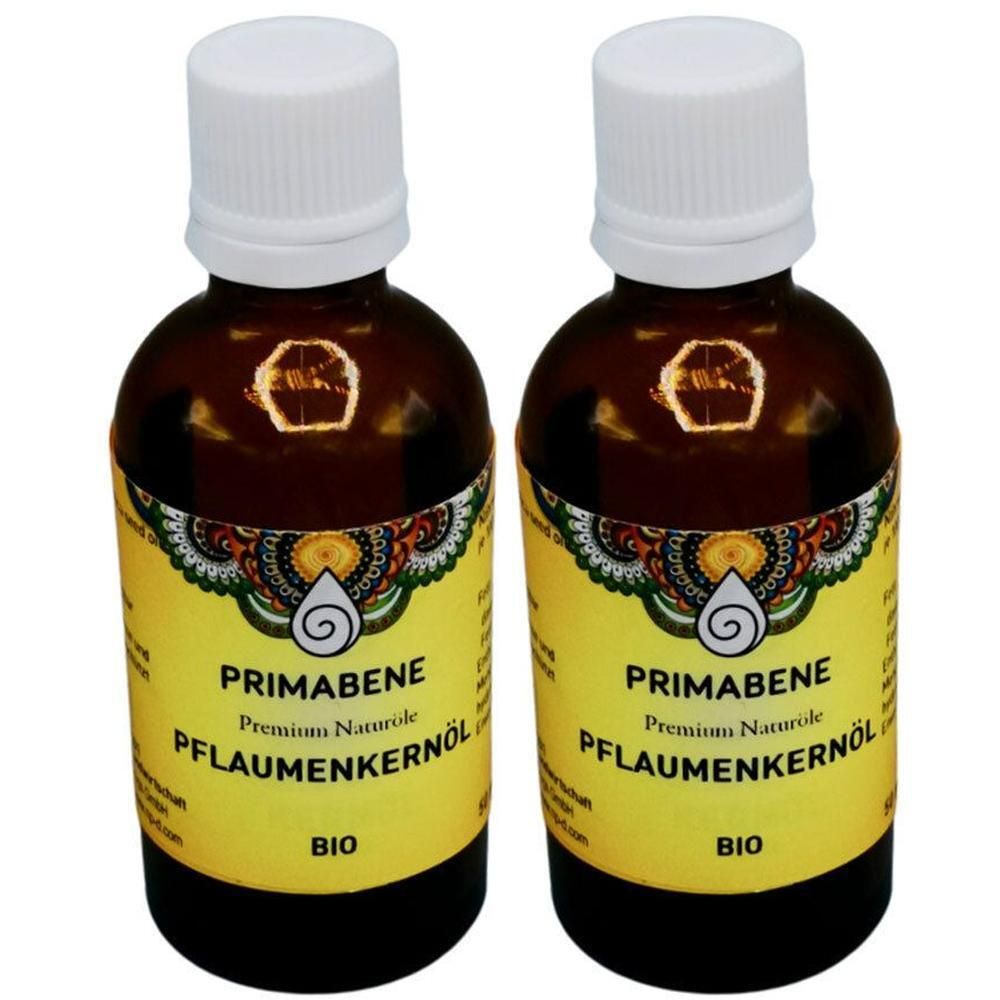 Zwei braune Glasflaschen mit weißem Deckel. Gelbe Etiketten mit Schriftzug PRIMABENE Pflaumenkernöl Bio.